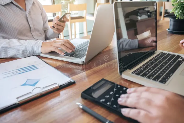 due persone di affari che lavorano alla scrivania e che discutono usando 98577364